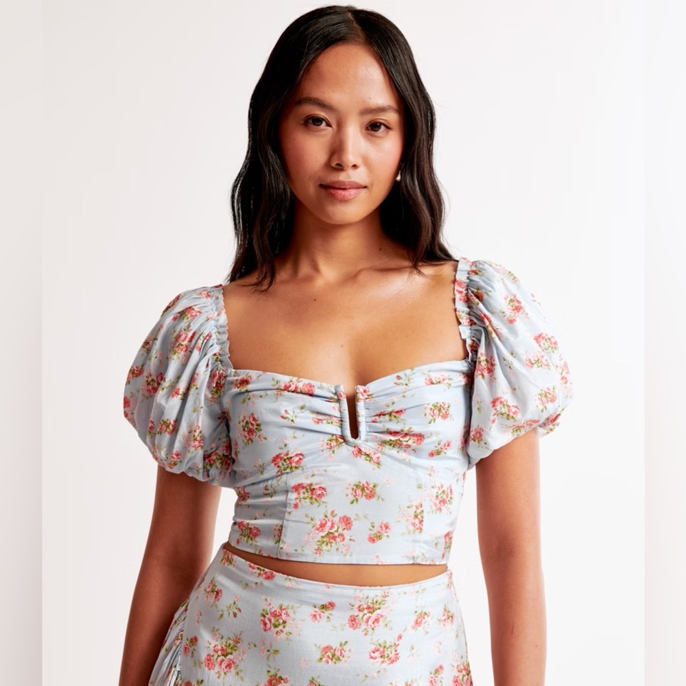 Abercrombie & Fitch Drama Puff Sleeve Sweetheart Set Top, size M, blue floral